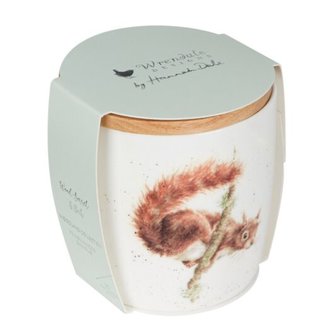 Wrendale-geurkaars-big-deksel-hout-fragranced_candle-ceramic-jar-wood-WOODLAND-Sorrel_&amp;_Oak-green-squirrel-eekhoorn-65bhrs-